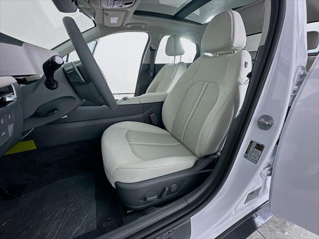 Hyundai Sonata Hybrid Vehicle Full-screen Gallery Image 26