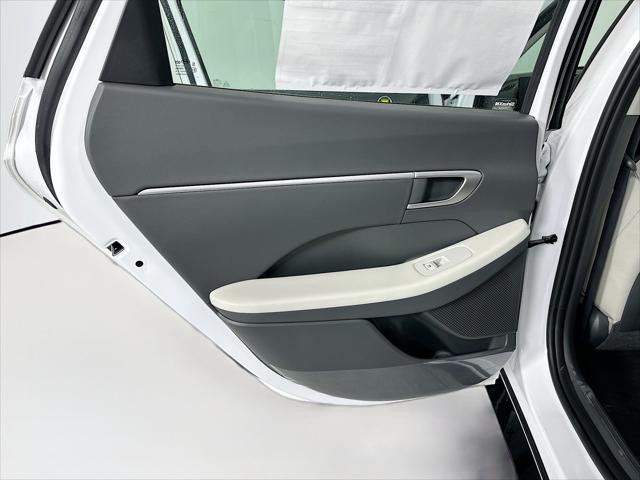 Hyundai Sonata Hybrid Vehicle Full-screen Gallery Image 27