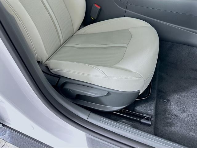 Hyundai Sonata Hybrid Vehicle Full-screen Gallery Image 29