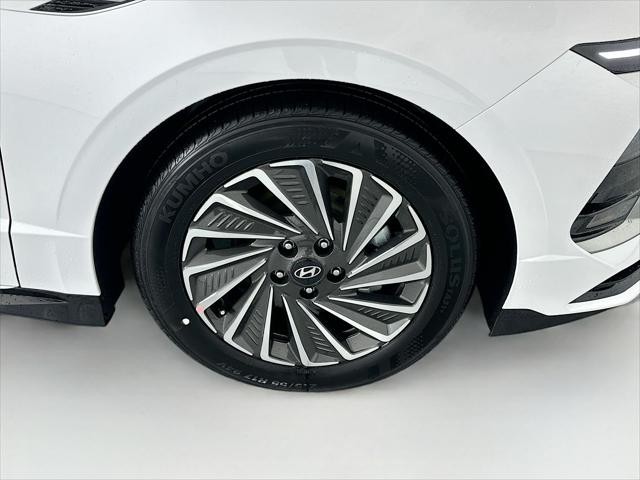 Hyundai Sonata Hybrid Vehicle Full-screen Gallery Image 32