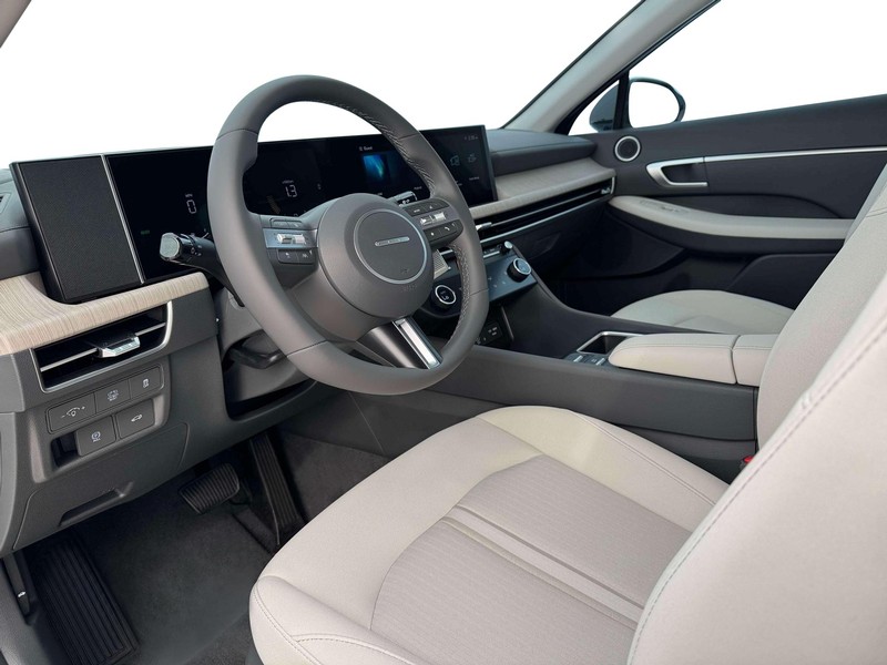 Hyundai Sonata Hybrid Vehicle Full-screen Gallery Image 14