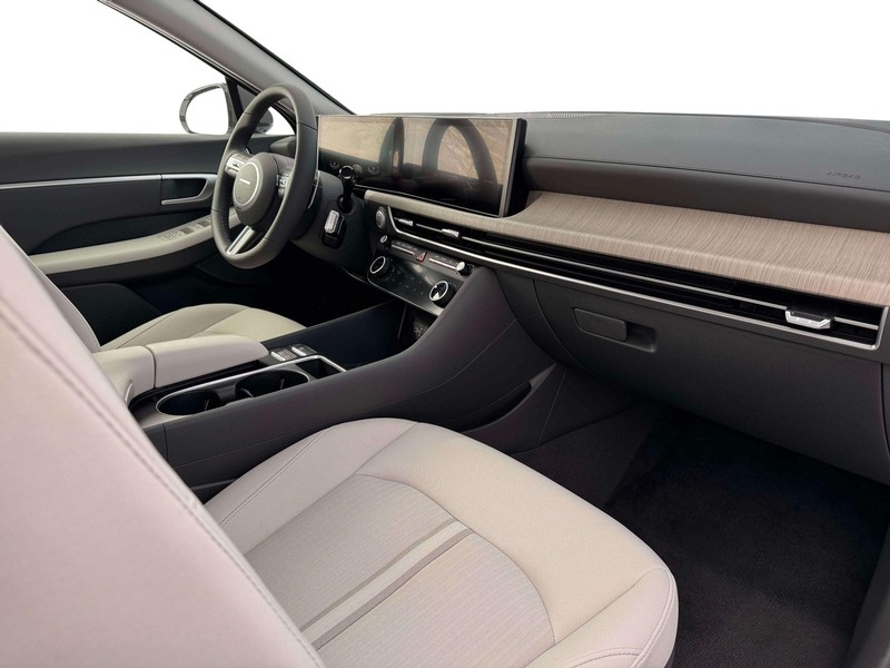 Hyundai Sonata Hybrid Vehicle Full-screen Gallery Image 15