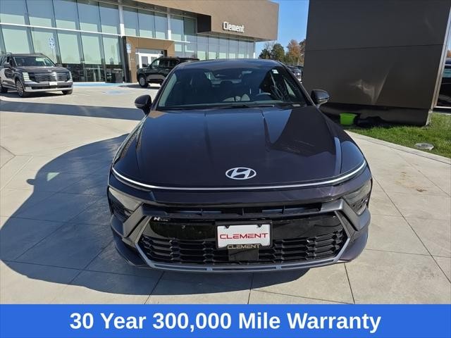 Hyundai Sonata Vehicle Full-screen Gallery Image 2