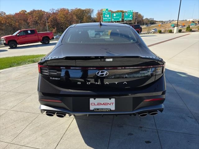 Hyundai Sonata Vehicle Full-screen Gallery Image 7