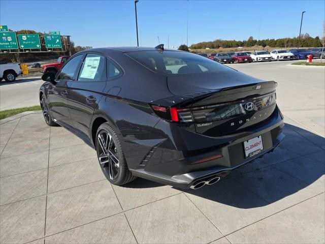 Hyundai Sonata Vehicle Full-screen Gallery Image 8