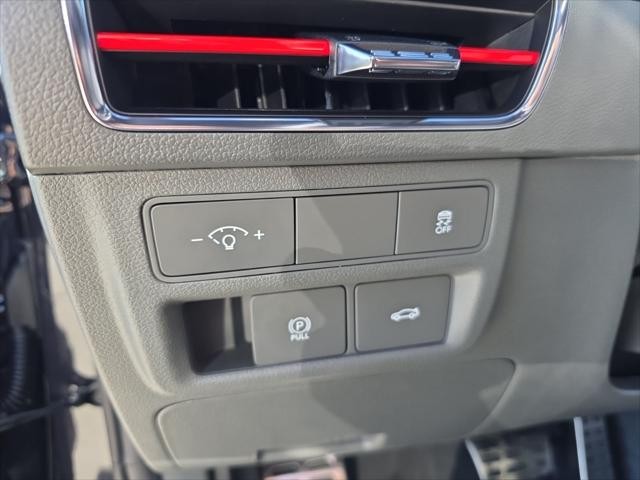 Hyundai Sonata Vehicle Full-screen Gallery Image 12