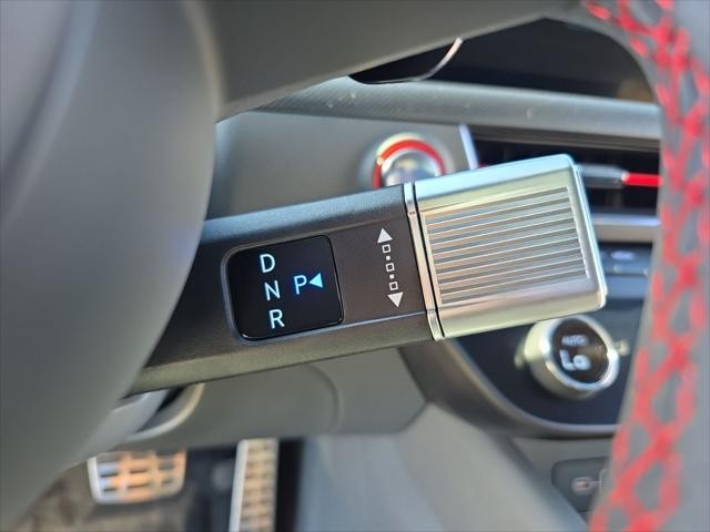 Hyundai Sonata Vehicle Full-screen Gallery Image 16