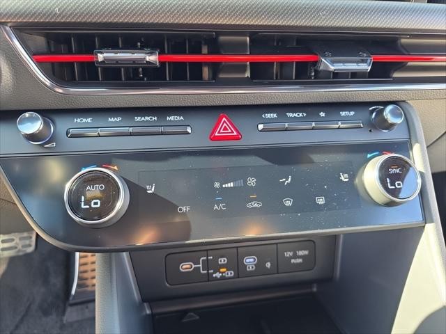 Hyundai Sonata Vehicle Full-screen Gallery Image 21