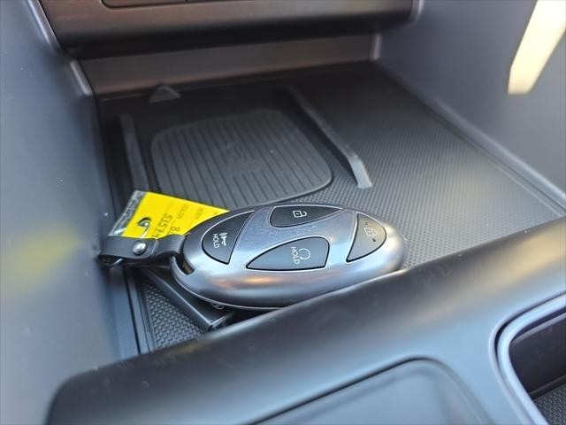 Hyundai Sonata Vehicle Full-screen Gallery Image 23