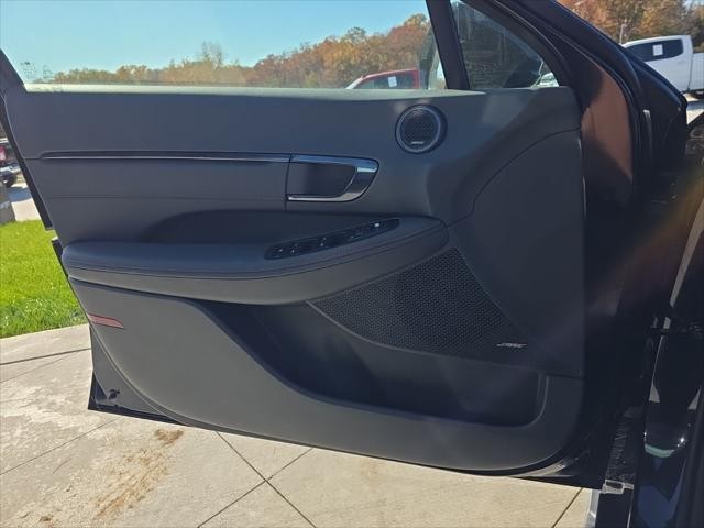 Hyundai Sonata Vehicle Full-screen Gallery Image 27