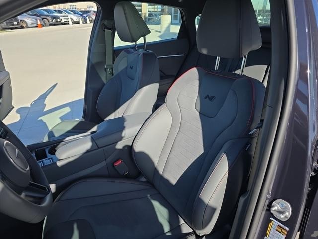 Hyundai Sonata Vehicle Full-screen Gallery Image 29