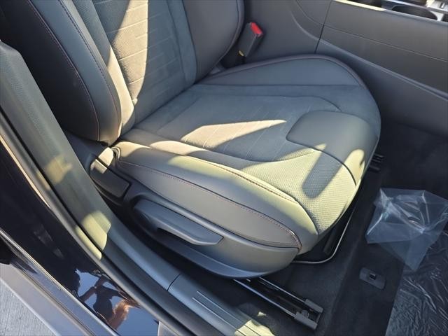 Hyundai Sonata Vehicle Full-screen Gallery Image 32