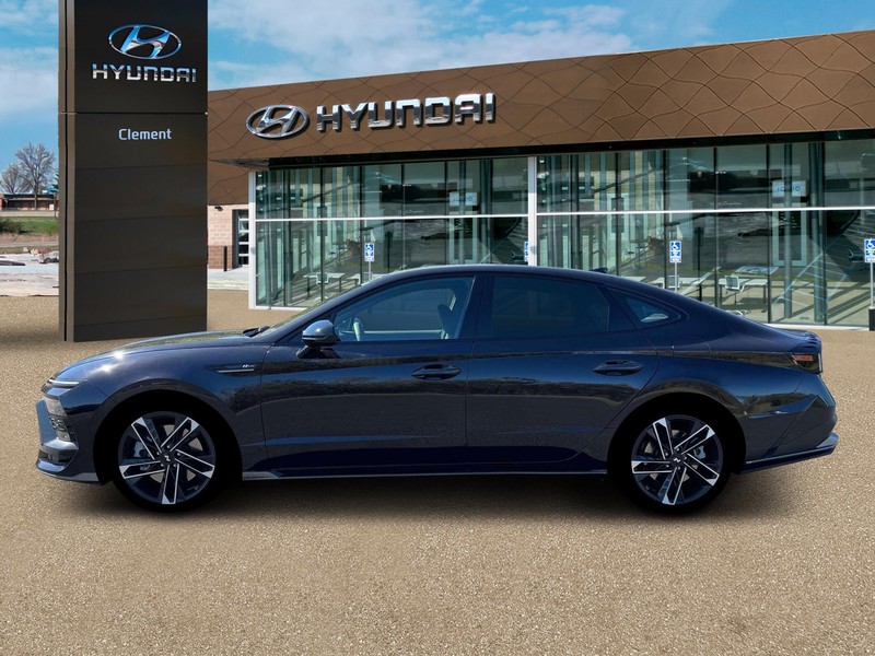 Hyundai Sonata Vehicle Full-screen Gallery Image 3