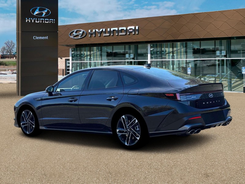 Hyundai Sonata Vehicle Full-screen Gallery Image 4