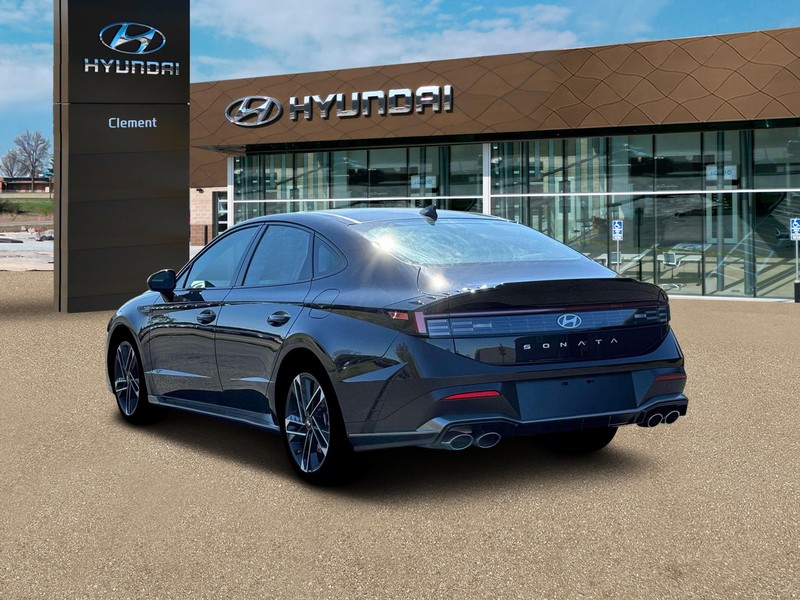 Hyundai Sonata Vehicle Full-screen Gallery Image 5