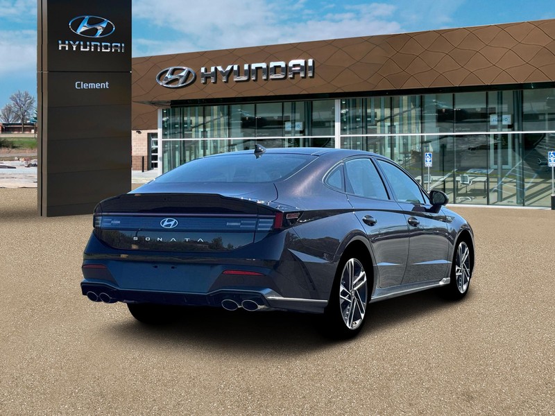 Hyundai Sonata Vehicle Full-screen Gallery Image 7