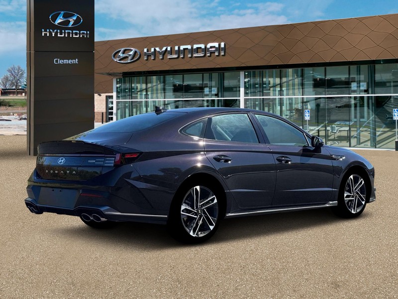 Hyundai Sonata Vehicle Full-screen Gallery Image 8