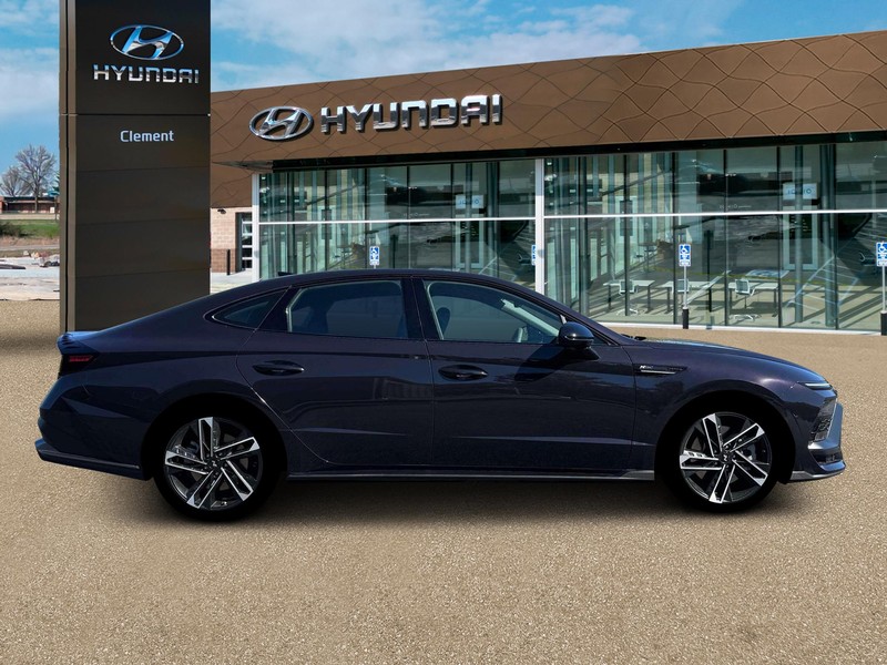 Hyundai Sonata Vehicle Full-screen Gallery Image 9