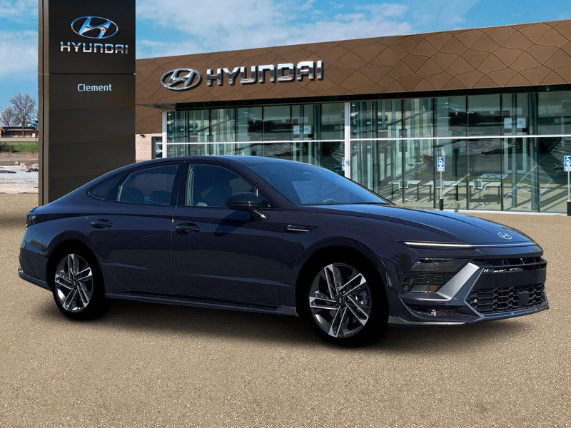 Hyundai Sonata Vehicle Full-screen Gallery Image 10