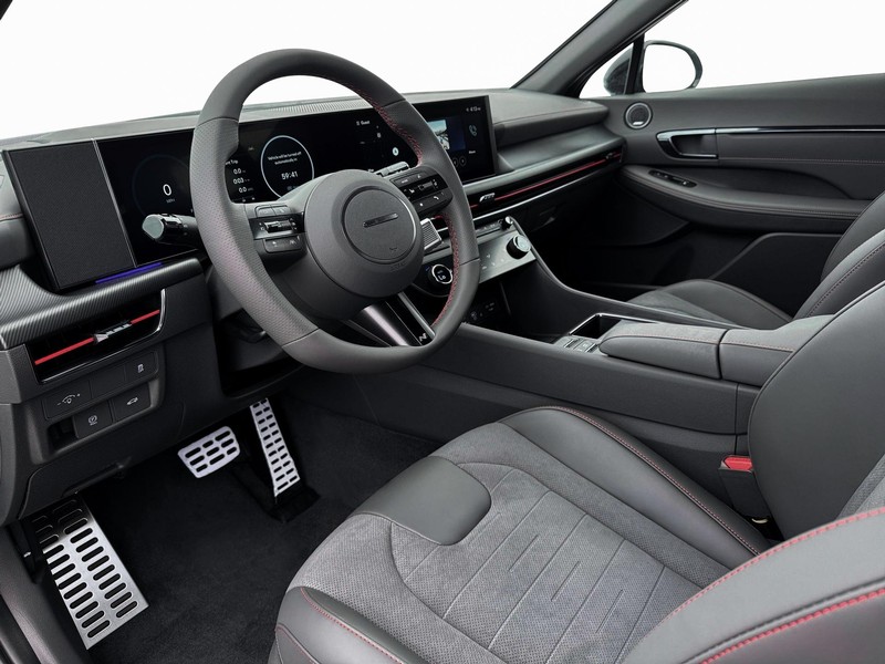 Hyundai Sonata Vehicle Full-screen Gallery Image 14