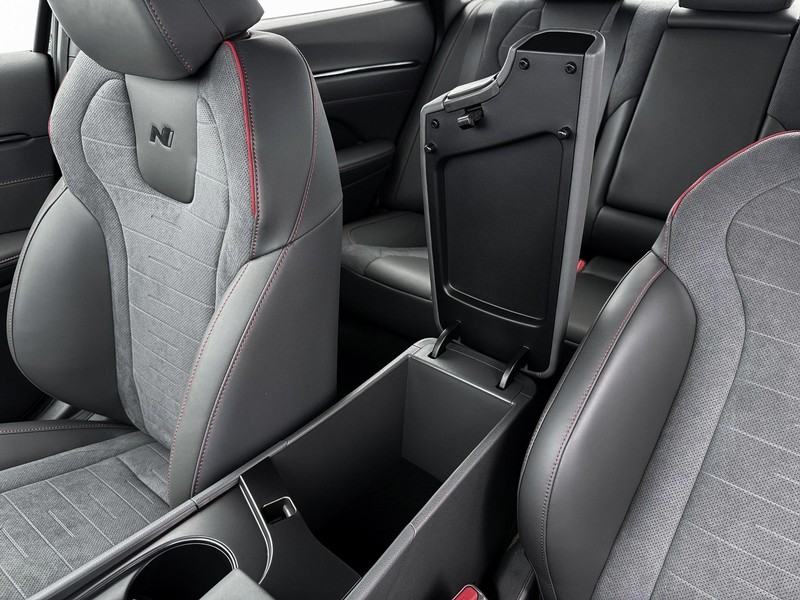 Hyundai Sonata Vehicle Full-screen Gallery Image 18