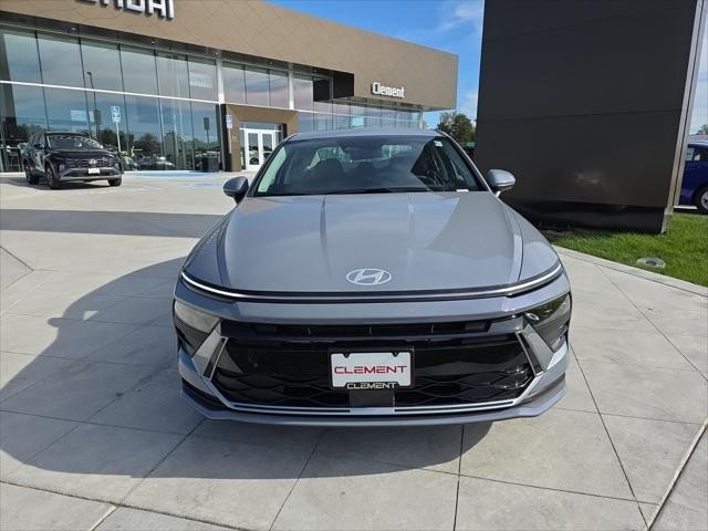 Hyundai Sonata Vehicle Full-screen Gallery Image 2