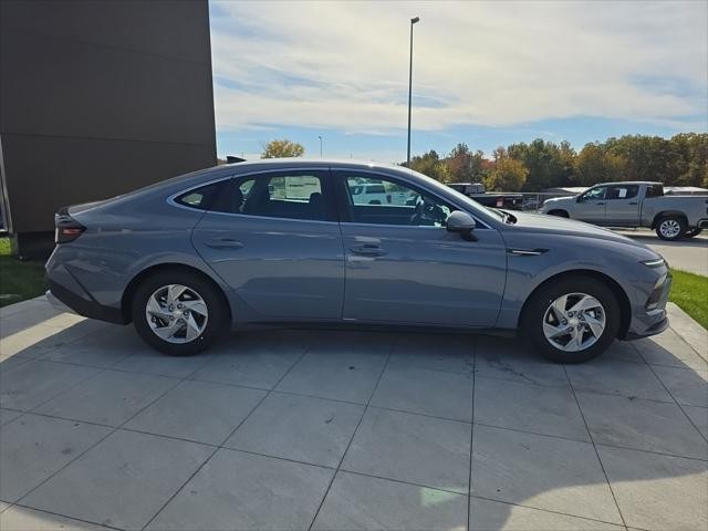 Hyundai Sonata Vehicle Full-screen Gallery Image 4