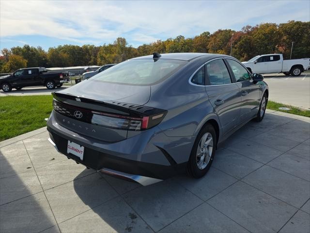 Hyundai Sonata Vehicle Full-screen Gallery Image 6