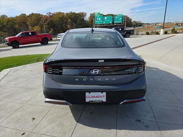 Hyundai Sonata Vehicle Full-screen Gallery Image 7