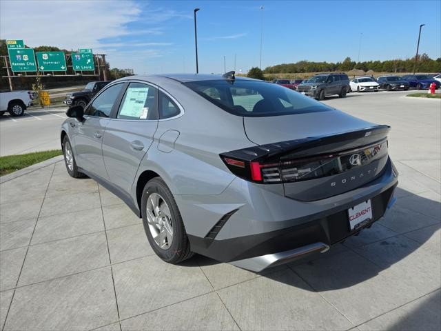 Hyundai Sonata Vehicle Full-screen Gallery Image 8