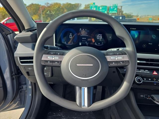 Hyundai Sonata Vehicle Full-screen Gallery Image 12