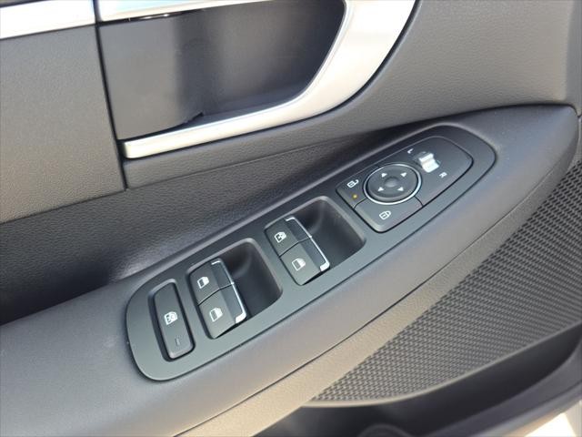 Hyundai Sonata Vehicle Full-screen Gallery Image 22