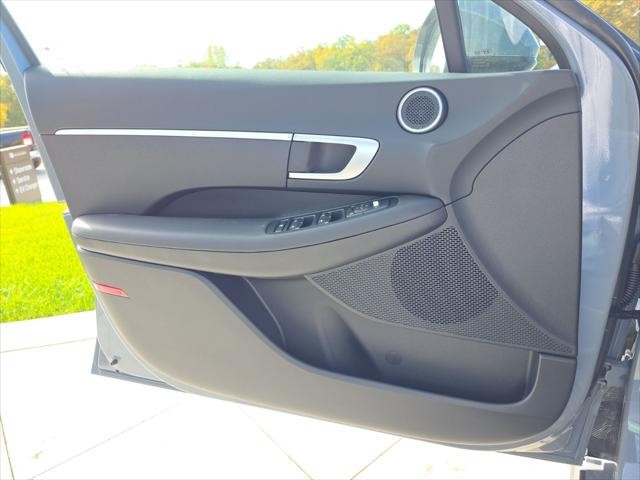 Hyundai Sonata Vehicle Full-screen Gallery Image 23