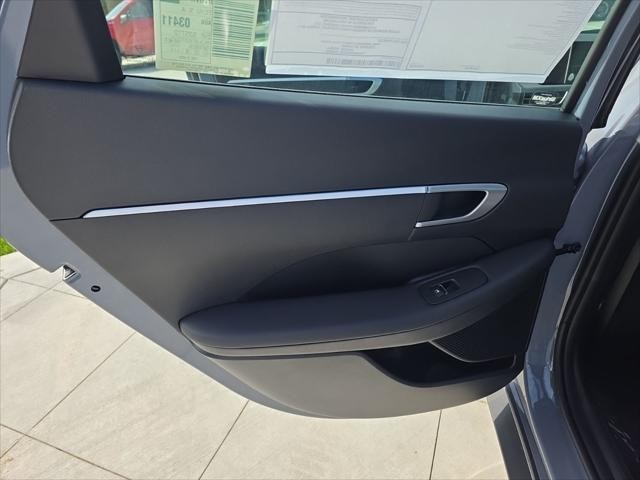 Hyundai Sonata Vehicle Full-screen Gallery Image 26