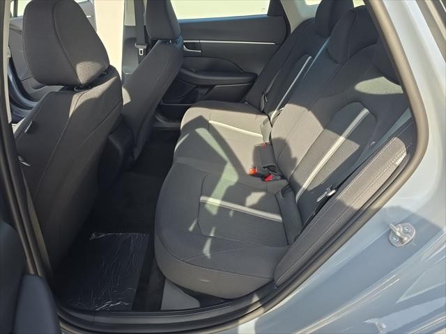 Hyundai Sonata Vehicle Full-screen Gallery Image 27