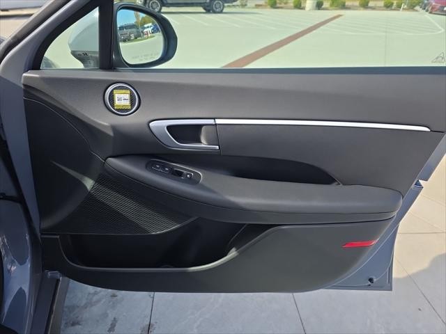 Hyundai Sonata Vehicle Full-screen Gallery Image 31