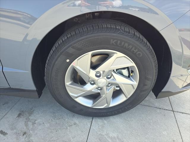 Hyundai Sonata Vehicle Full-screen Gallery Image 32