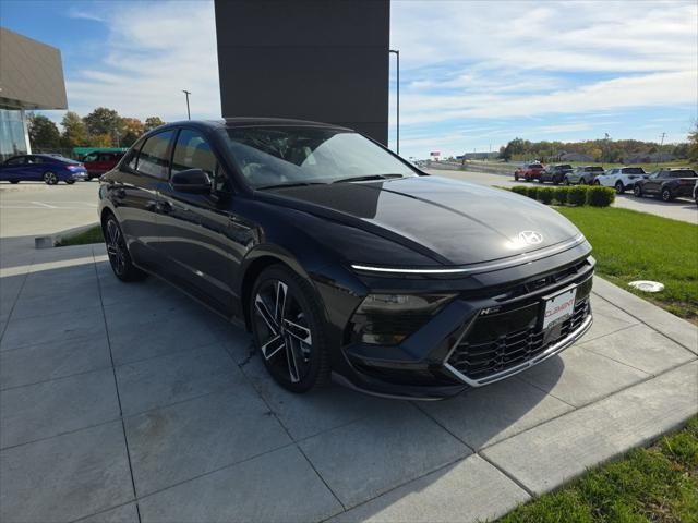 Hyundai Sonata Vehicle Full-screen Gallery Image 3