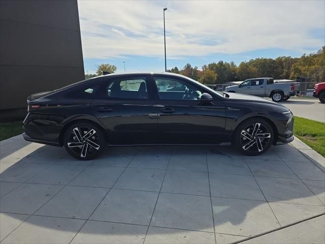 Hyundai Sonata Vehicle Full-screen Gallery Image 4