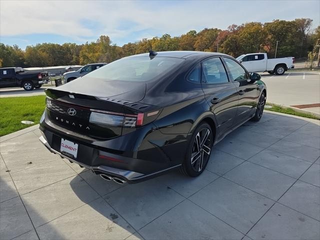 Hyundai Sonata Vehicle Full-screen Gallery Image 6