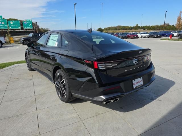 Hyundai Sonata Vehicle Full-screen Gallery Image 8