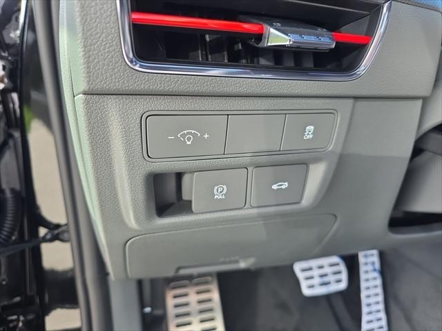 Hyundai Sonata Vehicle Full-screen Gallery Image 11