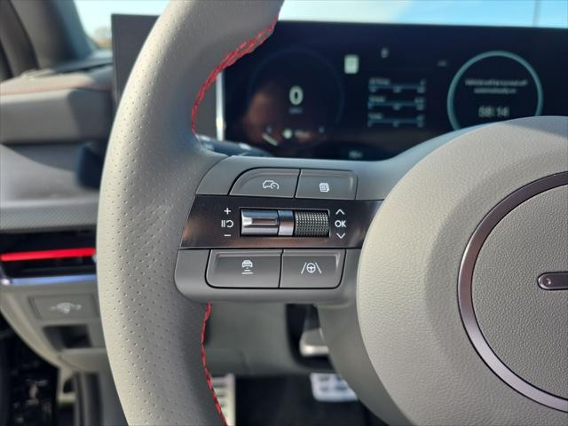 Hyundai Sonata Vehicle Full-screen Gallery Image 13