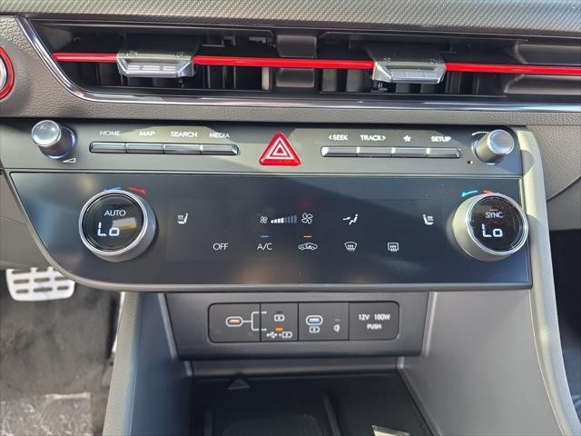 Hyundai Sonata Vehicle Full-screen Gallery Image 21