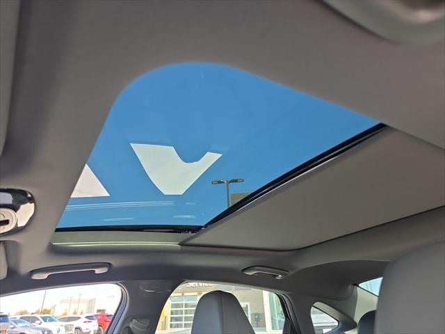 Hyundai Sonata Vehicle Full-screen Gallery Image 24