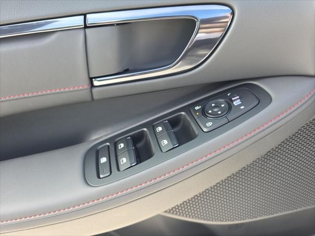 Hyundai Sonata Vehicle Full-screen Gallery Image 25