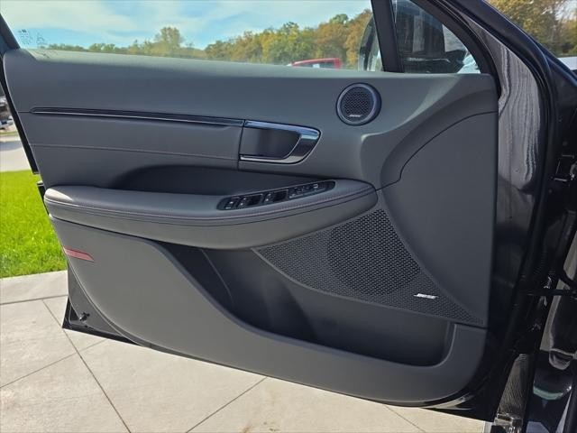 Hyundai Sonata Vehicle Full-screen Gallery Image 26