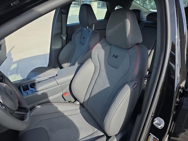 Hyundai Sonata Vehicle Full-screen Gallery Image 28