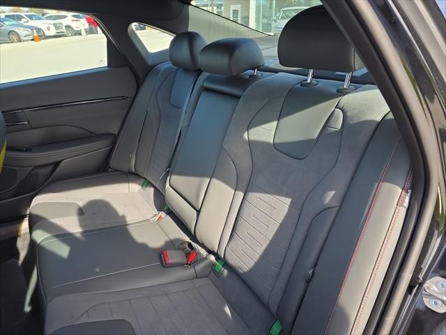 Hyundai Sonata Vehicle Full-screen Gallery Image 31