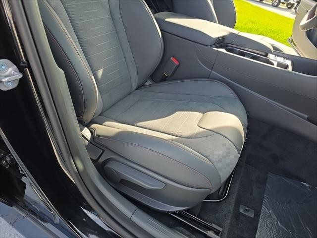 Hyundai Sonata Vehicle Full-screen Gallery Image 32